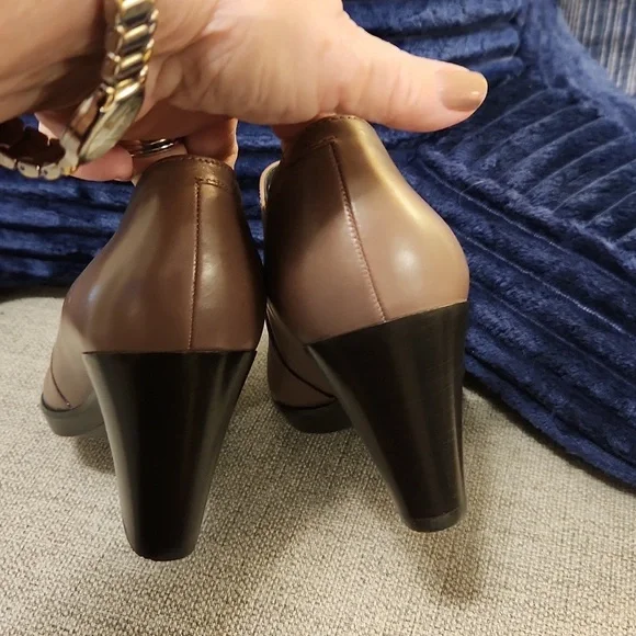 ECCO Elegant Brown Women's Shoes - Picture 3 of 6